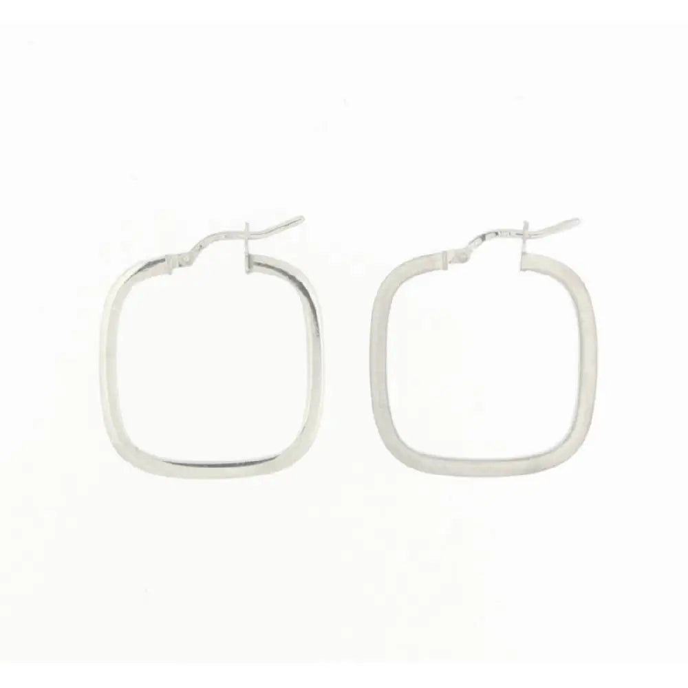 Quadratische Creolen aus 925er Sterlingsilber mit exklusivem Wendedesign in mattierter und hochglanzpolierter Optik.