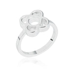 Hochglanzpolierter Ring aus 925er Sterlingsilber mit dem ikonischen, durchbrochenen Motiv der vierblättrigen Barcelona-Fliesenblume im Studio-Licht.
