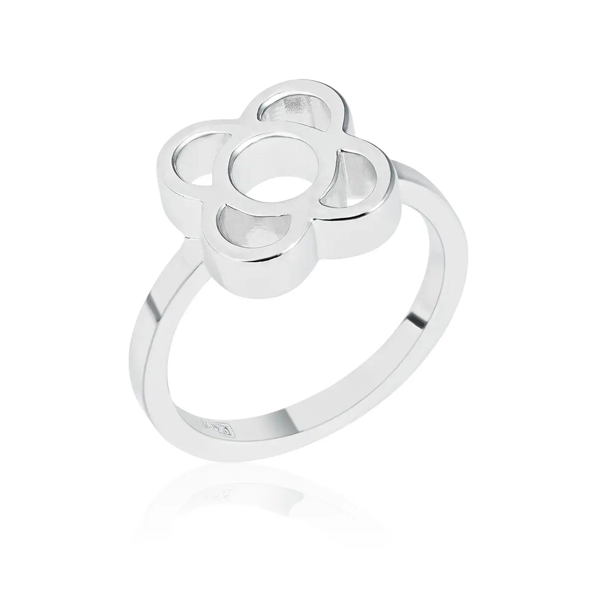 Hochglanzpolierter Ring aus 925er Sterlingsilber mit dem ikonischen, durchbrochenen Motiv der vierblättrigen Barcelona-Fliesenblume im Studio-Licht.