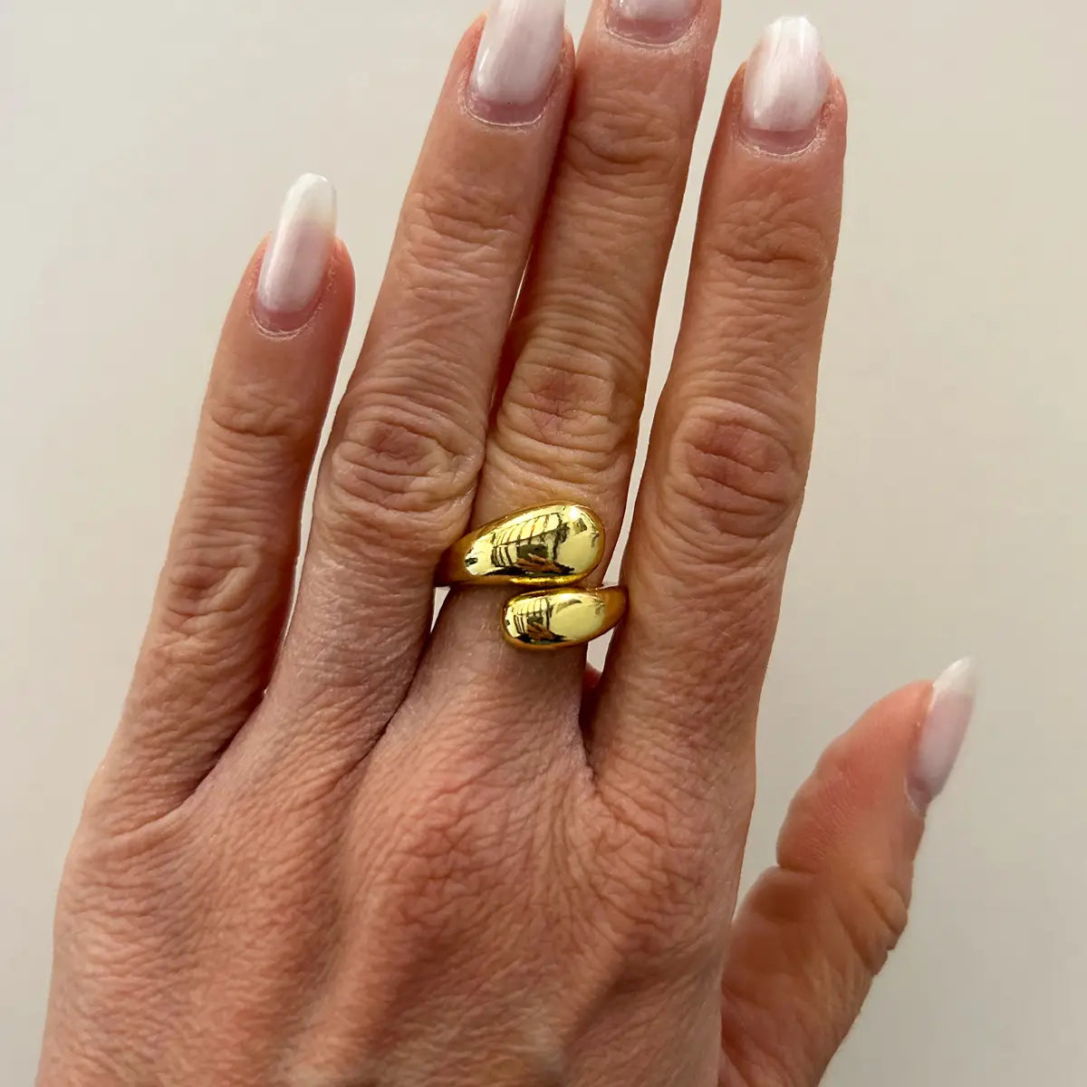 Contrariè-Ring Gold – Verstellbarer Ring mit abgerundetem Design