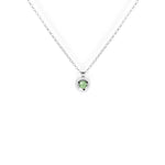 Zarter, runder Anhänger aus rhodiniertem 925er Silber mit einem zentral eingebetteten, olivgrün facettierten natürlichen Peridotstein.