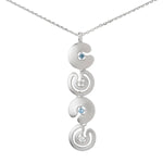 Länglicher, matter Labyrinth-Anhänger aus 925er Silber mit vier beweglichen Elementen und blauen sowie weißen Zirkonias.