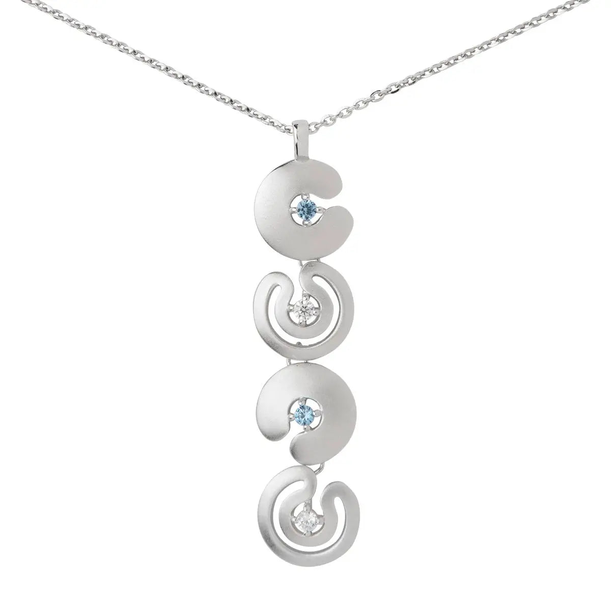 Länglicher, matter Labyrinth-Anhänger aus 925er Silber mit vier beweglichen Elementen und blauen sowie weißen Zirkonias.