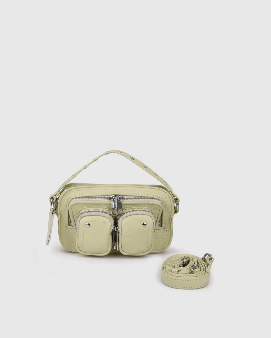 Elegante, minimalistische Damenhandtasche aus salbeigrüner Echtleder-Struktur vor hellem Studiohintergrund