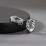 Silberne Hoops im dicken Kettendesign mit hängenden Elementen und 2,4 cm Durchmesser.