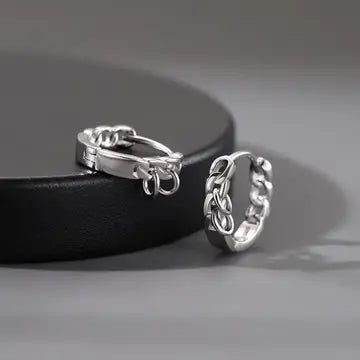 Silberne Hoops im dicken Kettendesign mit hängenden Elementen und 2,4 cm Durchmesser.