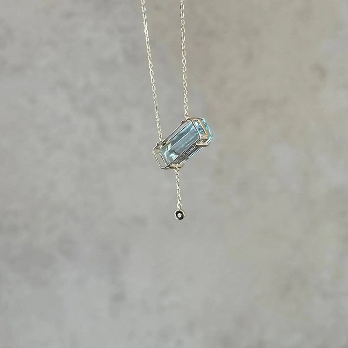 Halskette mit eisblauem Balken-Anhänger & Zirkonia