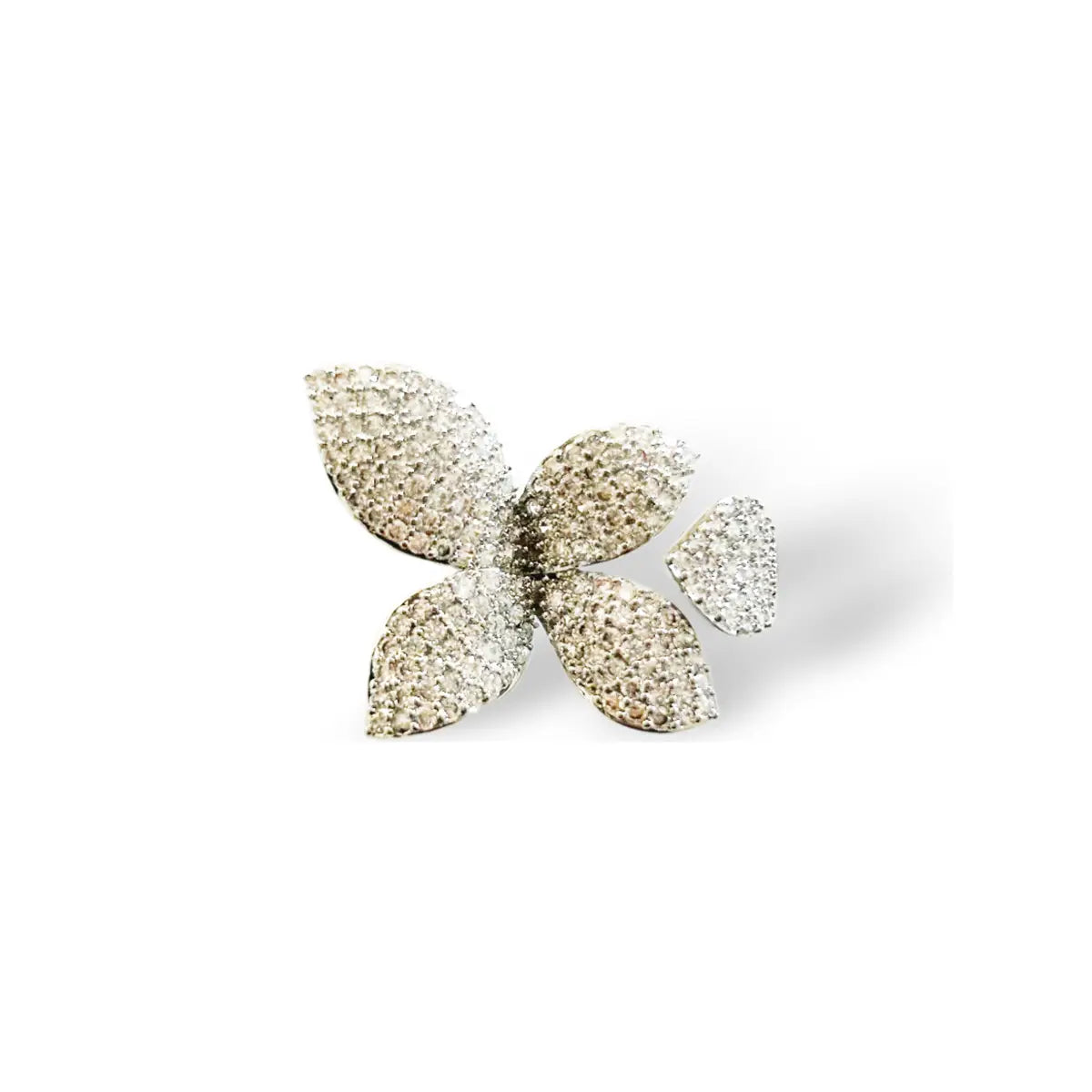 Filigraner Ring aus Silber mit Blättern, die dicht mit funkelnden Zirkonias im Pavé-Stil besetzt sind.