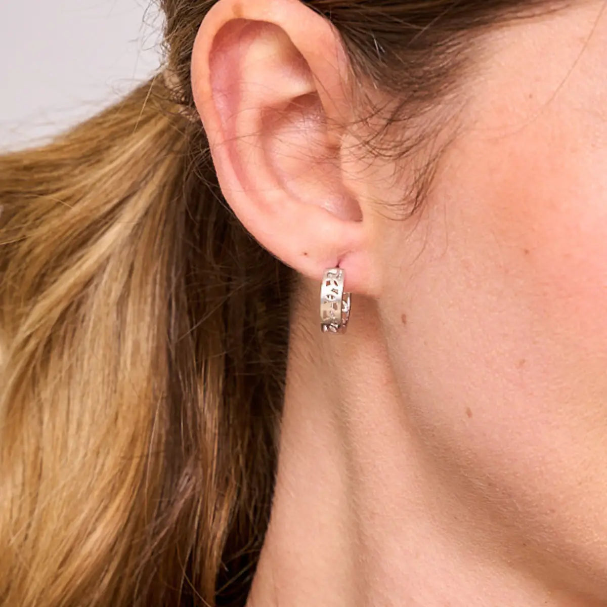 Durchbrochene Creolen mit matten Blättern