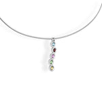 Filigraner, länglicher Anhänger aus rhodiniertem 925er Silber besetzt mit fünf bunten Natursteinen: Amethyst, Topas, Granat, Citrin und Peridot.