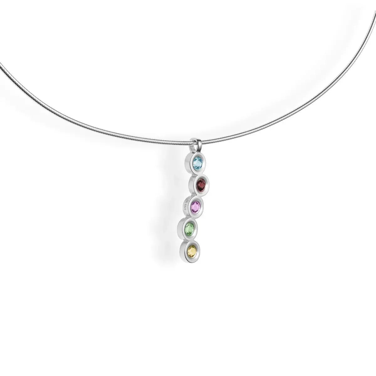 Filigraner, länglicher Anhänger aus rhodiniertem 925er Silber besetzt mit fünf bunten Natursteinen: Amethyst, Topas, Granat, Citrin und Peridot.