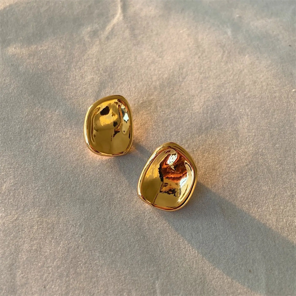 Chunky Button-Ohrstecker – Organische Ohrringe in Gold & Silber