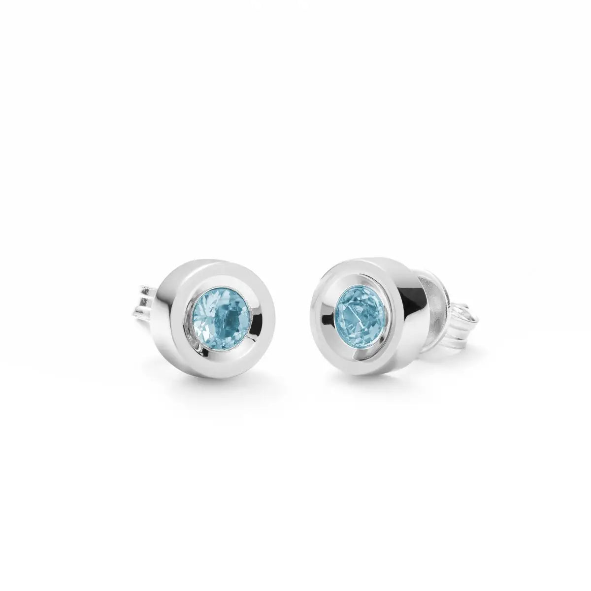 Runde Ohrringe aus rhodiniertem 925er Silber mit einem zentralen, hellblau facettierten Topas-Edelstein und Schnappverschluss.
