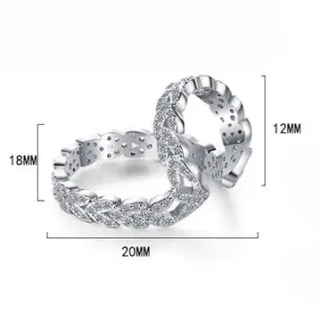 Doppelreihige Ohrklemme besetzt mit funkelnden Kristallen, asymmetrischer Ear Cuff ohne Piercing für das Ohr.