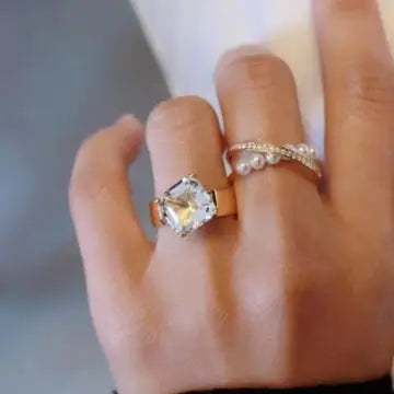 Verstellbarer Gold-Vermeil Ring mit 2 cm breiter Schiene und quadratischem Quarzkristall