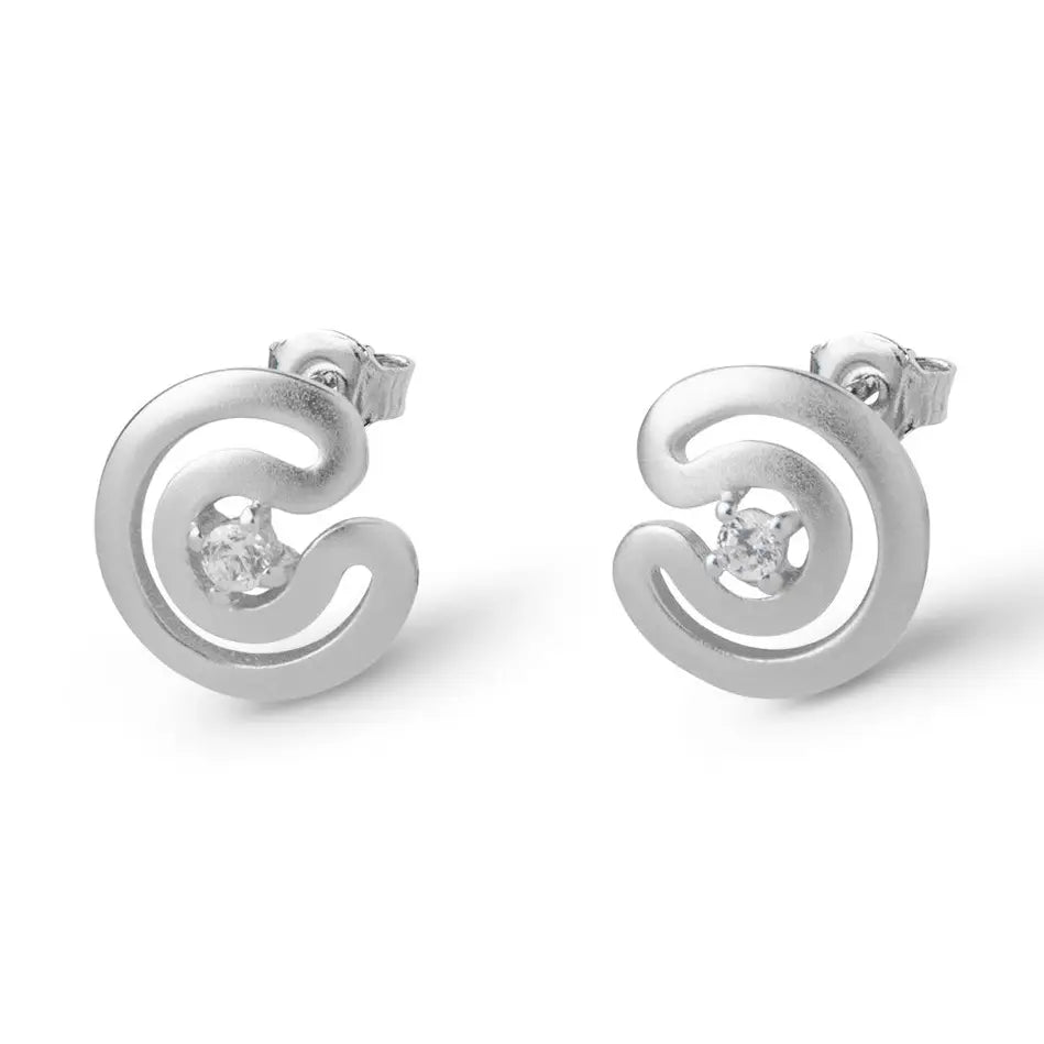 Kleine, matte Labyrinth-Ohrstecker aus 925er Silber mit einer durchbrochenen Struktur und einem zentralen weißen Zirkonia.