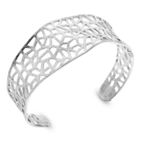 Starres, breites Armband „Mia“ aus mattiertem 925er Sterlingsilber mit einem durchbrochenen architektonischen Muster.