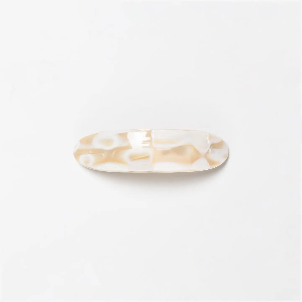 Minimalistische, 8 cm lange Haarspange Latte in cremigem Beige mit geschlossenem Edelstahl-Verschluss vor einem hellen Studio-Hintergrund.
