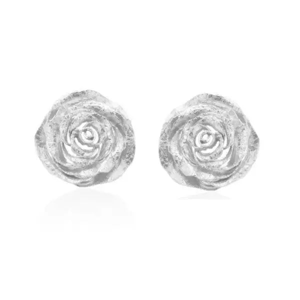 Paar skulpturale Ohrringe in Form voll erblühter Rosen aus matt-diamantiertem 925er Sterlingsilber mit hochwertigem Omega-Verschluss.