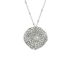 Antik inspirierter, runder Phaedra Medaillonanhänger aus diamantiertem 925er Sterlingsilber mit filigranem Lochmuster und einer weißen Perle im Zentrum.