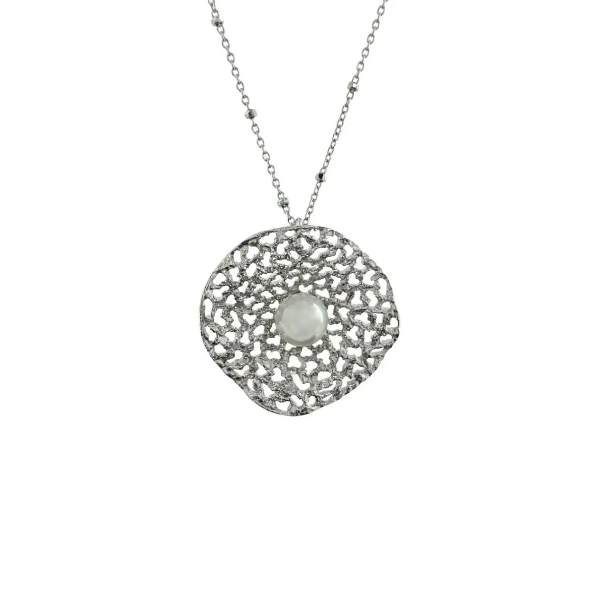 Antik inspirierter, runder Phaedra Medaillonanhänger aus diamantiertem 925er Sterlingsilber mit filigranem Lochmuster und einer weißen Perle im Zentrum.