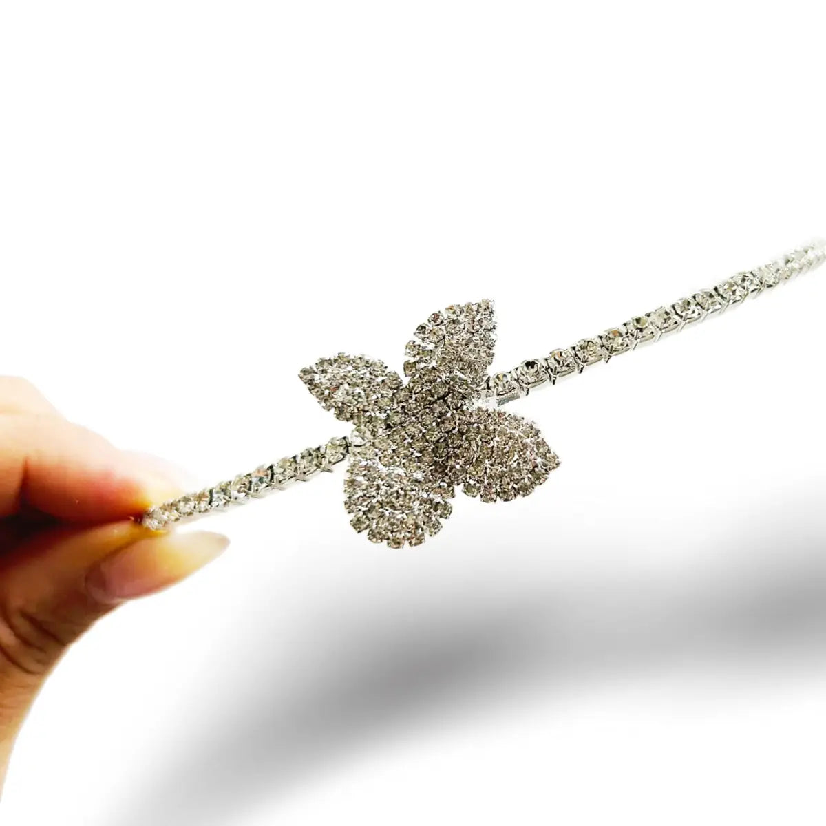 Starres Tennis-Collier aus Silber besetzt mit funkelnden Zirkonias und einem zentralen Blattmotiv im Pavé-Schmuckdesign.
