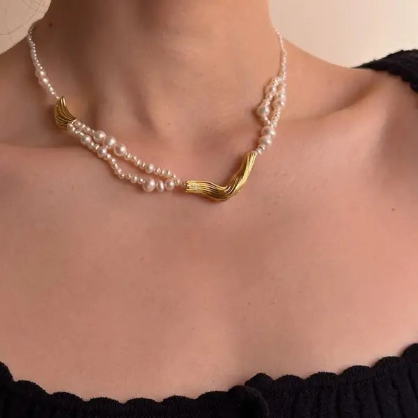 Echte weiße Süßwasserperlen-Halskette mit vergoldeten Vintage-Charms aus Messing und verstellbarem Verschluss.