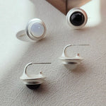 Matte silberne Damen-Ohrstecker mit quadratischem schwarzem und weißem Onyxstein, minimalistisches Design.