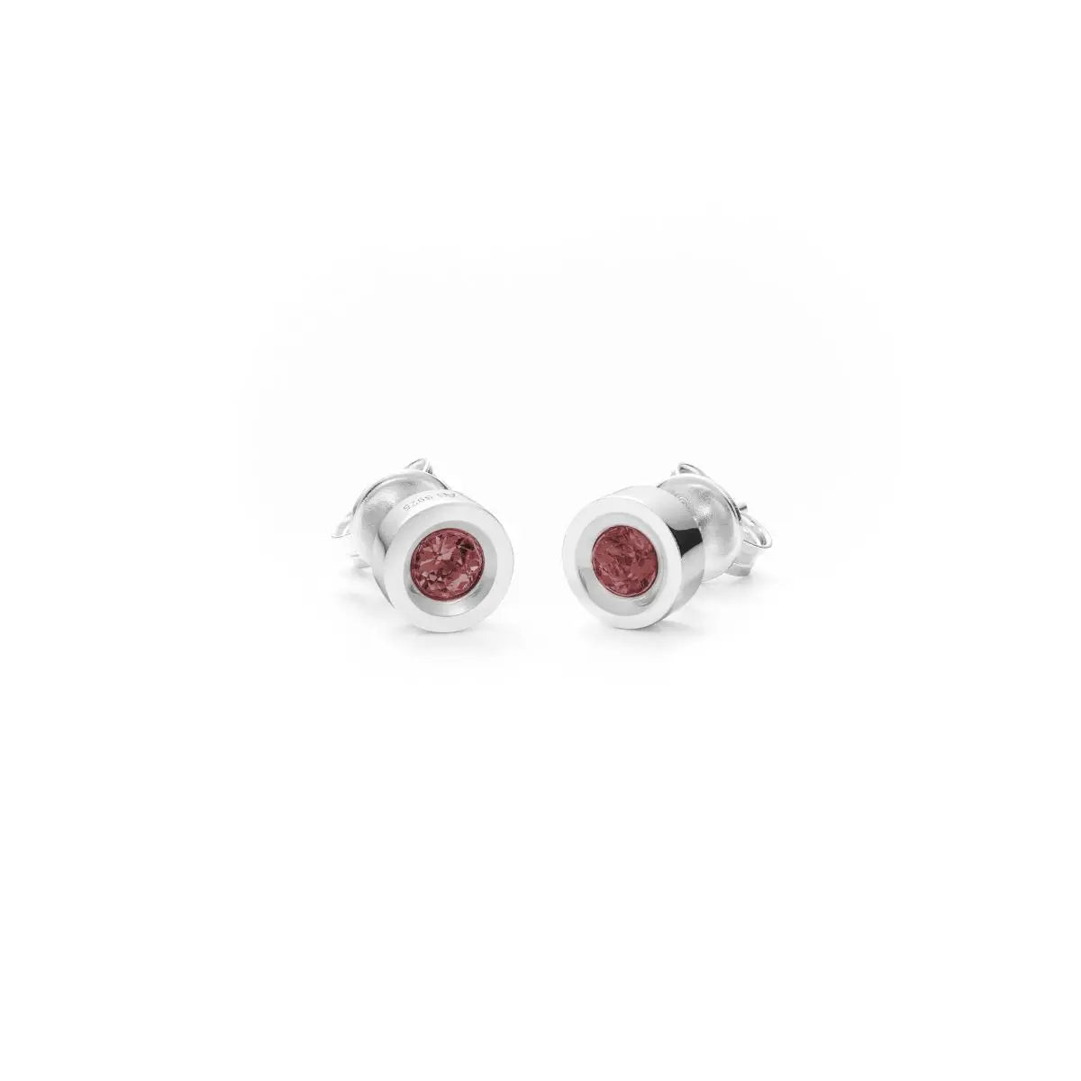 Filigrane Mini-Ohrstecker aus rhodiniertem 925er Silber mit je einem facettierten, tiefroten Granat-Edelstein