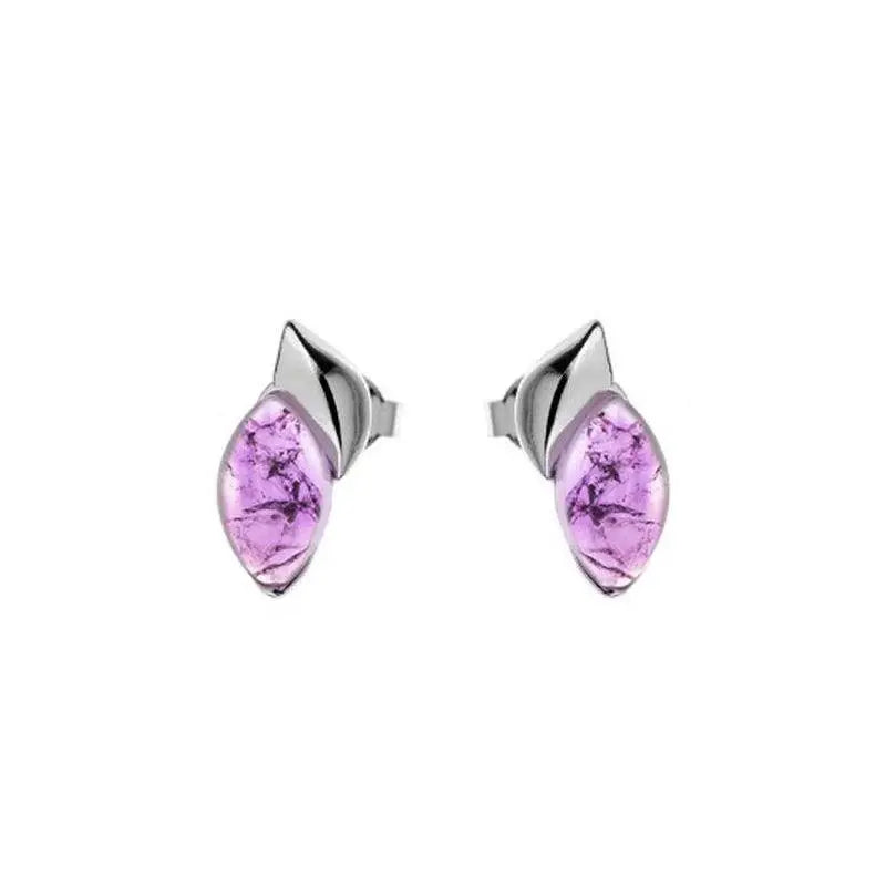 Elegante Silberohrringe aus rhodiniertem 925er Silber mit geschliffenem, violettem Amethyst-Edelstein vor neutralem Hintergrund
