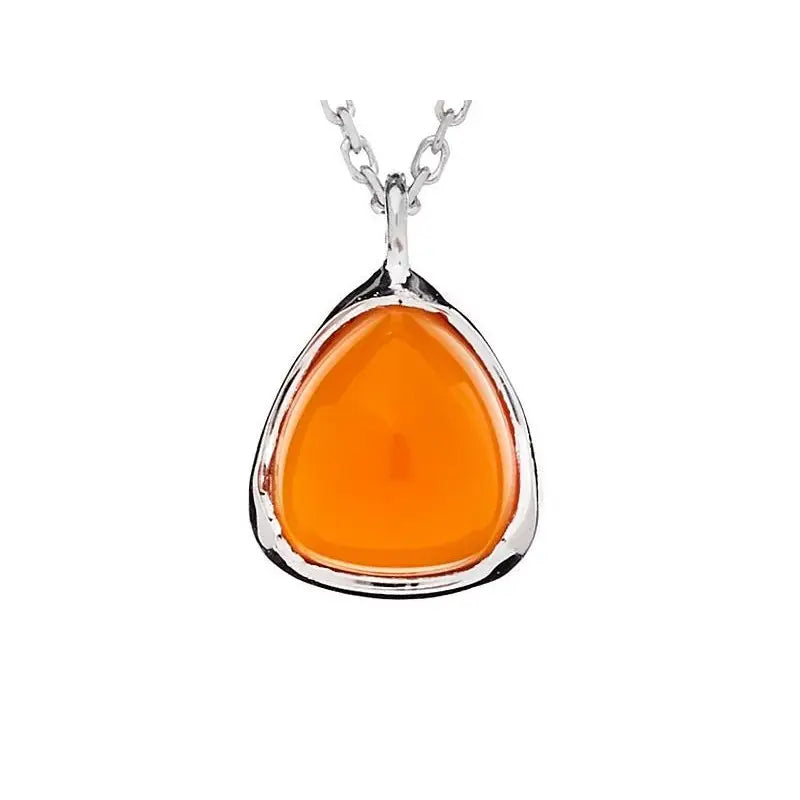 Filigrane Halskette aus rhodiniertem 925er Silber mit einem dreieckig geschliffenen, leuchtend orangefarbenen Karneol-Anhänger