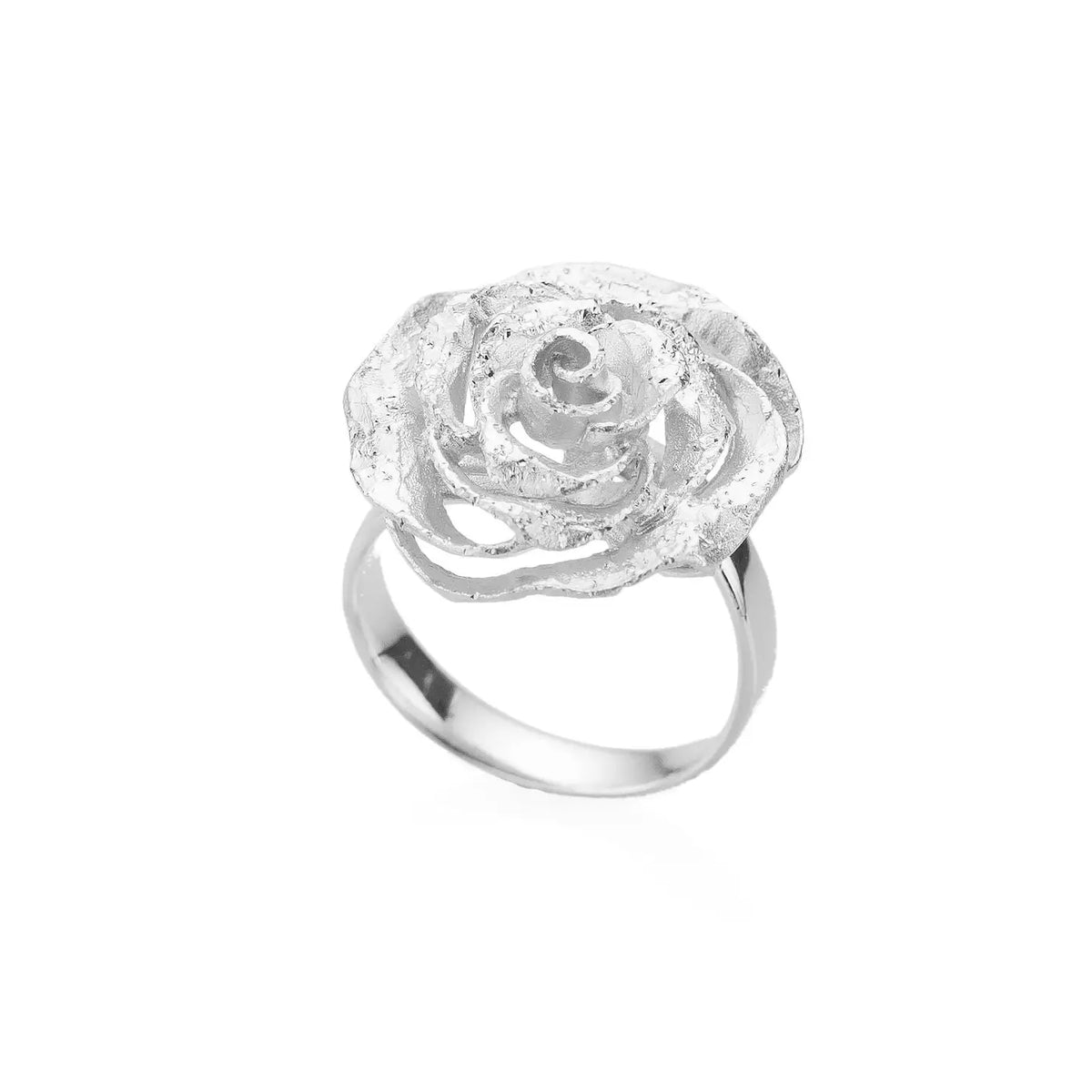 Skulpturaler, oben offener Ring aus mattiertem 925er Sterlingsilber mit einer detailreich ausgearbeiteten, dreidimensionalen Rosenblüte im Zentrum.