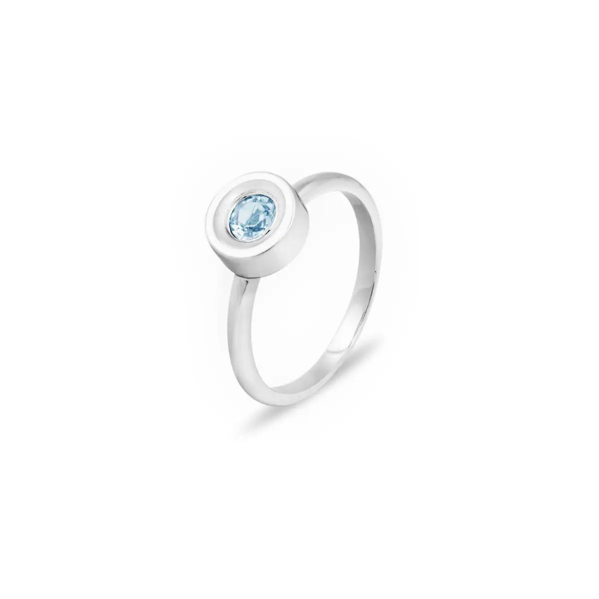 Filigraner JOY Silberring aus hochglanzpoliertem 925er Sterlingsilber mit einem rund gefassten, facettierten blauen Topasstein im Zentrum.