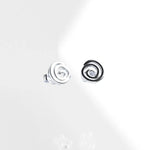 Kleine, filigrane Mini-Ohrstecker aus poliertem 925er Silber in Form einer zierlichen Spirale.