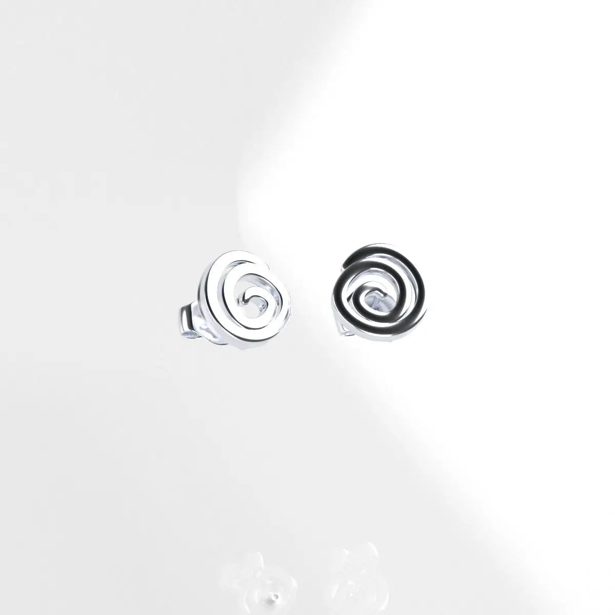 Kleine, filigrane Mini-Ohrstecker aus poliertem 925er Silber in Form einer zierlichen Spirale.