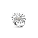 Skulpturaler Anemona Ring aus hochglanzpoliertem 925er Silber mit geschwungenen Tentakeln, die eine weiße Perle im Zentrum umschließen.