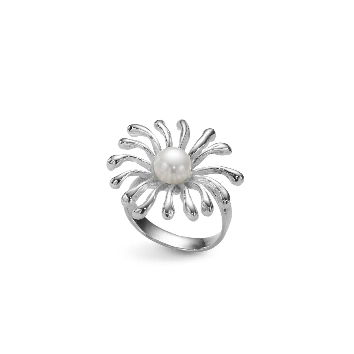 Skulpturaler Anemona Ring aus hochglanzpoliertem 925er Silber mit geschwungenen Tentakeln, die eine weiße Perle im Zentrum umschließen.