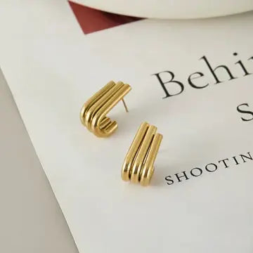 Goldene U-förmige Ohrstecker für Damen im minimalistischen, geometrischen Design.