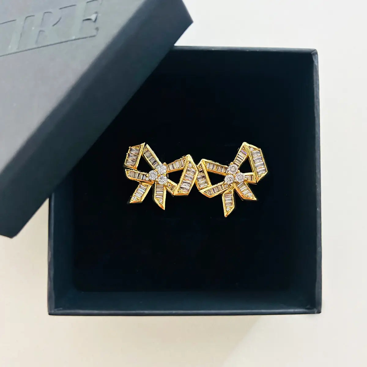 Schleifen Ohrringe Gold 18k vergoldet mit Zirkonia Kristallen