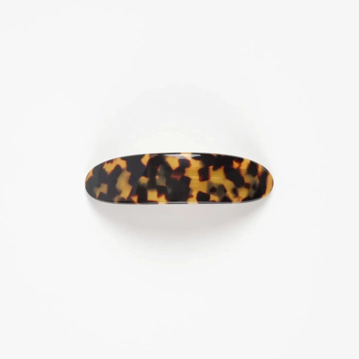 Eindrucksvolle, 28 cm lange XXL-Haarspange Thelma aus glänzendem Acetat mit geöffnetem Automatik-Verschluss vor modernem Studio-Hintergrund.