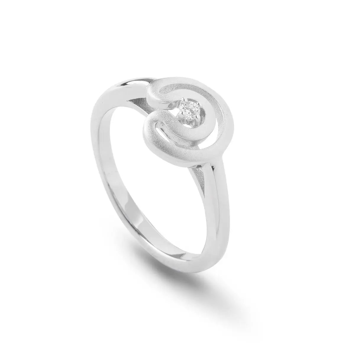 Detailaufnahme eines geometrischen Labyrinth-Rings aus mattem 925er Sterlingsilber mit einem zentral gefassten, weiß funkelnden Zirkoniastein.