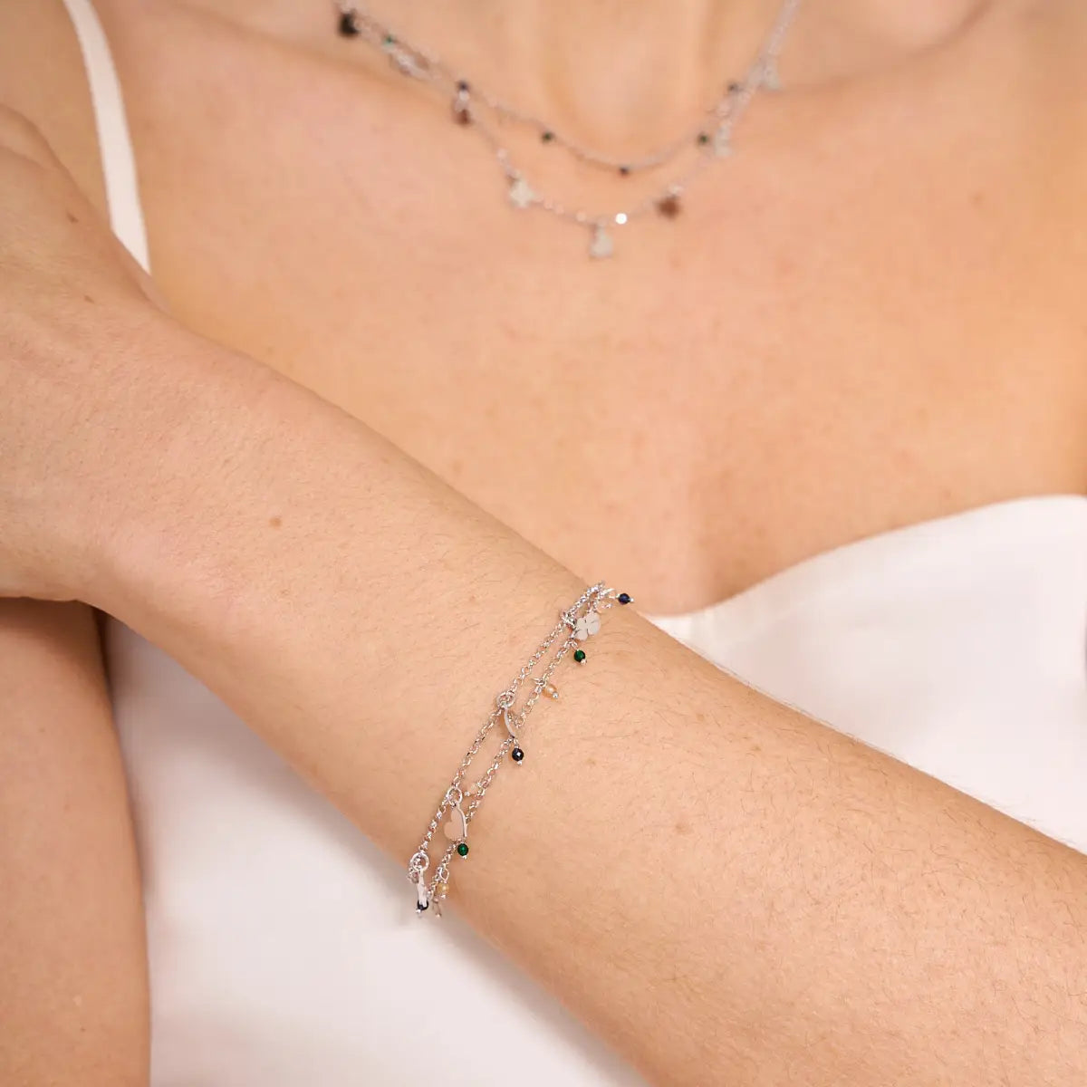 Doppelte Armband mit mini Charms und Steinchen