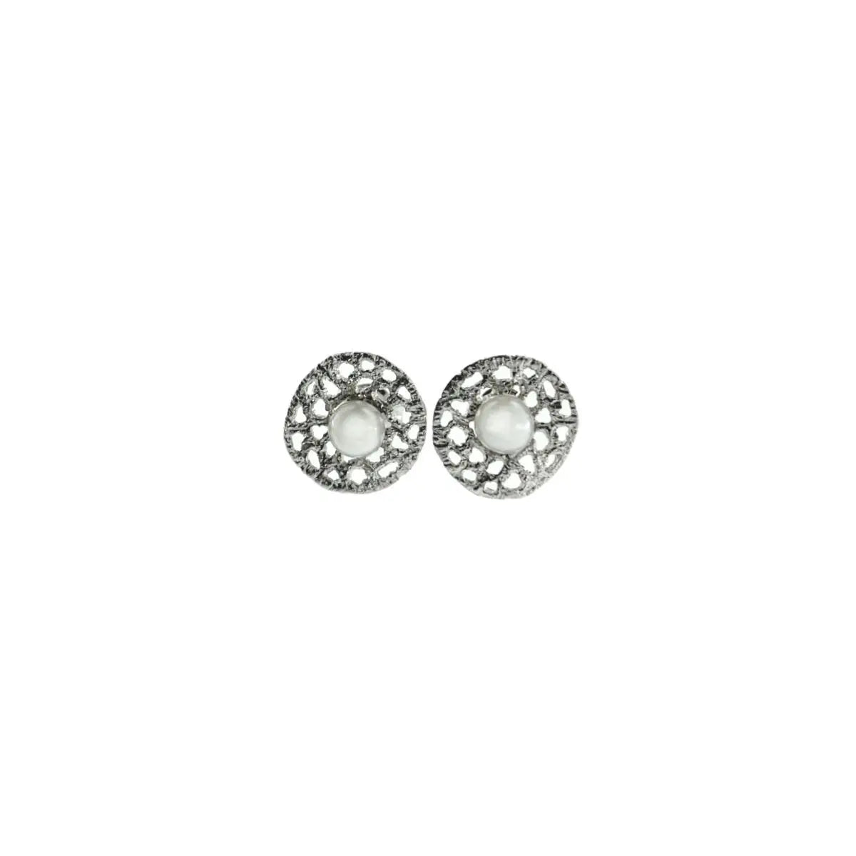 Kleine, diamantmatte Perlenohrringe „Phaedra“ aus 925er Silber mit durchbrochenem Lochmuster und einer weißen Perle in der Mitte.