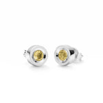 Runde Ohrringe aus rhodiniertem 925er Silber mit einem zentralen, gold-gelb facettierten Citrinquarz-Edelstein und Schnappverschluss.