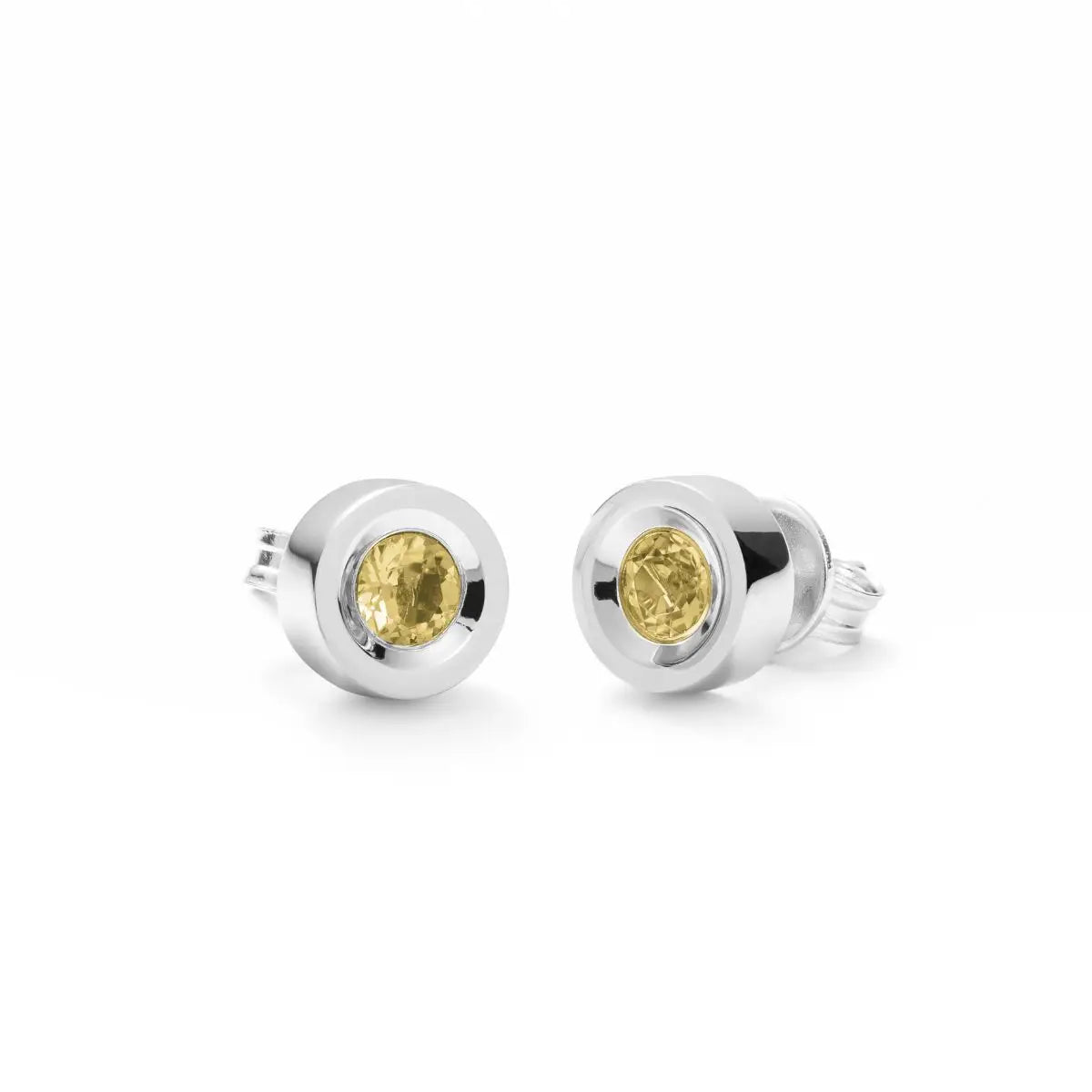 Runde Ohrringe aus rhodiniertem 925er Silber mit einem zentralen, gold-gelb facettierten Citrinquarz-Edelstein und Schnappverschluss.