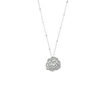 Filigraner, runder Kettenanhänger in Form einer detailreichen, mattierten Rosenblüte aus 925er Sterlingsilber.