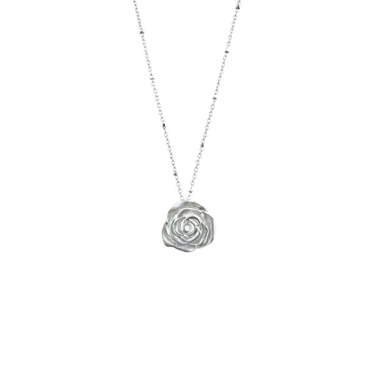 Filigraner, runder Kettenanhänger in Form einer detailreichen, mattierten Rosenblüte aus 925er Sterlingsilber.