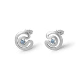 Kleine, matte Labyrinth-Ohrstecker aus 925er Silber mit einer durchbrochenen Struktur und einem zentralen blauen Zirkonia.
