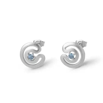 Kleine, matte Labyrinth-Ohrstecker aus 925er Silber mit einer durchbrochenen Struktur und einem zentralen blauen Zirkonia.