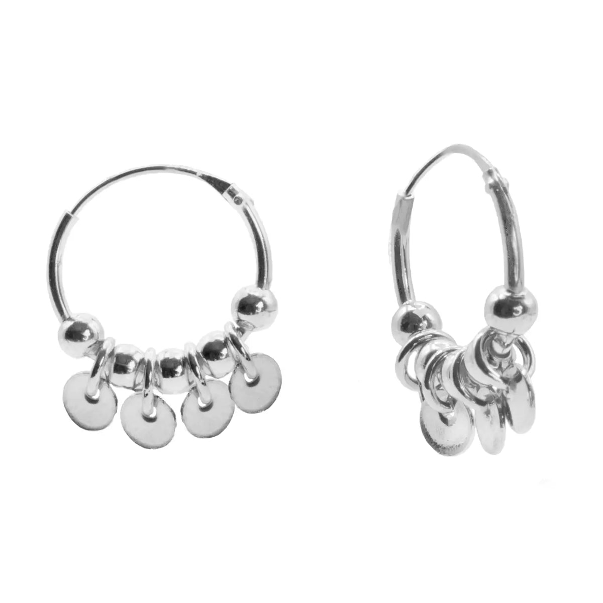 Handgefertigte Creolen-Ohrhänger „Roma“ aus 925er Sterling Silber mit hängenden, unterschiedlich großen Plättchen.